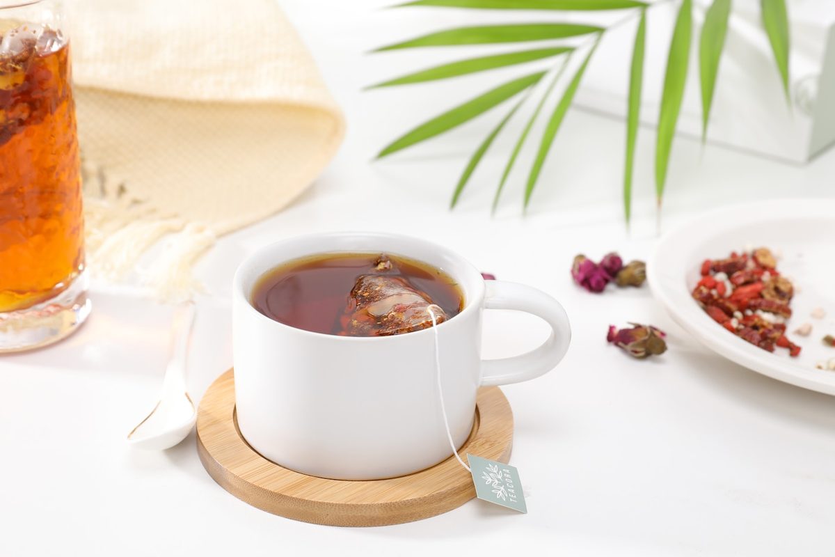 加入乾燥花草的漢方草本茶湯，為客製化茶包代工案例示意